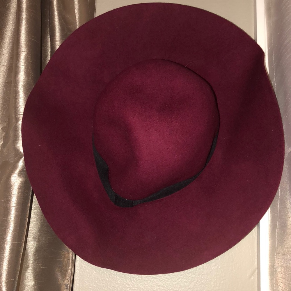 Maroon floppy hat
